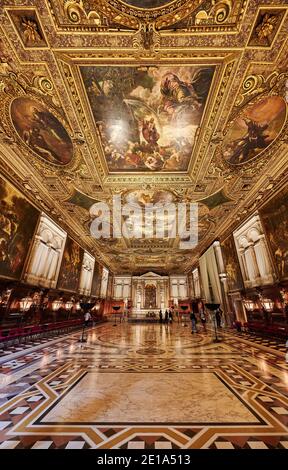 Prachtvoller Sala Superiore oder La Sala Capitolare, Kapitelsaal - Innenraum des oberen Saals dekoriert von Tintoretto, Scuola Grande di San Rocco, Venedig, Vene Stockfoto