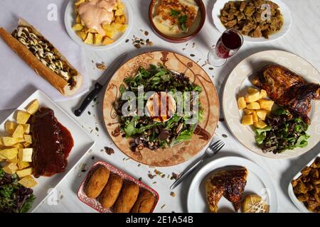 Am Restauranttisch werden verschiedene typisch spanische Gerichte serviert. Blick von oben Stockfoto