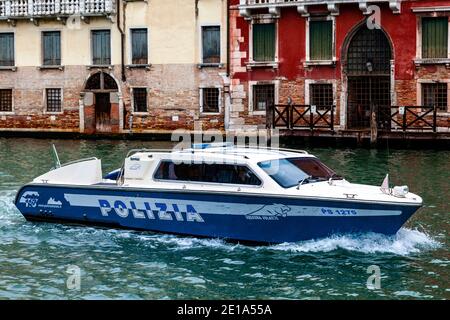 Ein Polizeiboot auf dem Canal Grande, Venedig, Italien. Stockfoto