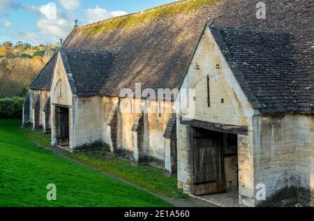 Die denkmalgeschützte Stallgebäude der Klasse 1, erbaut im 14. Jahrhundert in Bradford on Avon, Wiltshire, England Stockfoto