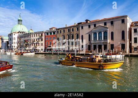 Ein DHL Paketlieferboot auf dem Canal Grande, Venedig, Italien. Stockfoto