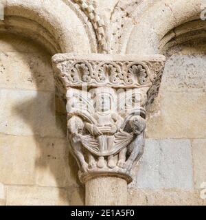 Romanische Hauptstadt in der Kirche von San Pedro, Schloss Loarre, in der Nähe von Loarre, Provinz Huesca, Aragon, Spanien. Die romanische Burg gehört zu Spaniens o Stockfoto