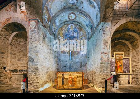 Das Innere der romanischen Kirche Sant Climent, im Jahr 1123 geweiht. Die Gegend um den Chor. Taüll, Provinz Lleida, Katalonien, Spanien. Die Katalanische Romanesq Stockfoto