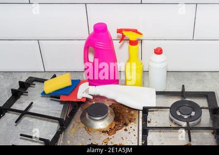 Schmutzige, Spitze des Gasofens mit Essensstückchen. Hausreinigung Stockfoto