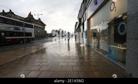 Edinburgh, Schottland, Großbritannien. Januar 2021. Princes Street eine der Haupteinkaufsstraßen in Edinbrugh ist während der Lockdown 2021 meist verlassen. Während und O2-Shop wegen der Sperrung geschlossen ist. Quelle: David Coulson/Alamy Live News Stockfoto