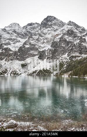 Gefrorener Morskie Oko See (Auge des Meeres) an einem verschneiten Tag im Tatra Nationalpark, Polen. Stockfoto