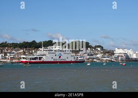 Die Red Funnel Autofähre Red Falcon verlässt Cowes auf der Isle of Wight in England, Großbritannien Stockfoto