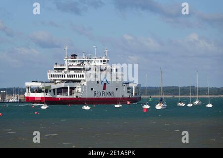 Die Red Funnel Autofähre Red Falcon verlässt Cowes auf der Isle of Wight in England, Großbritannien Stockfoto