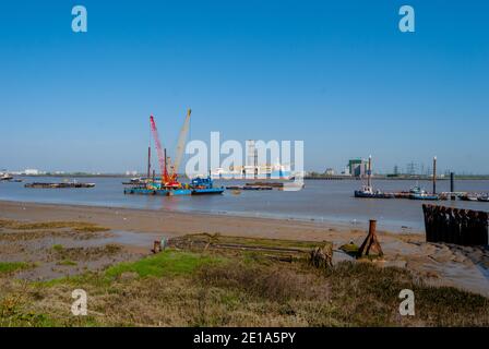 Blick über die Themse von Denton bei Gravesend in Richtung Tilbury 2 die neue Hafenentwicklung bauen auf dem Gelände von Das alte tilbury Kraftwerk Stockfoto