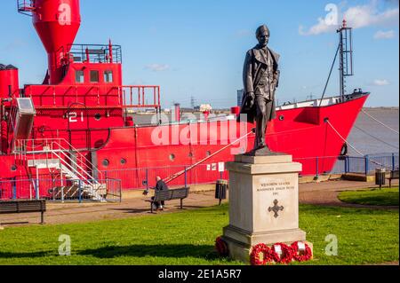 Statue des Schwadronführers Mohinder Singh Pujji der erste indische Sikh-Pilot, der sich für die Luftwaffe im 2. Weltkrieg freiwillig gemeldet hat. Statue in St. Andrews Garten Gravesen Stockfoto