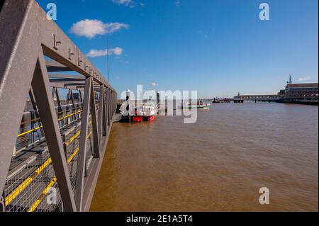 Blick auf die Stadt Pier Gehweg Verbindung zum schwimmenden Ponton in Gravesend Kent mit der Gravesend tilbury Fähre vor Anker Am Ponton Stockfoto