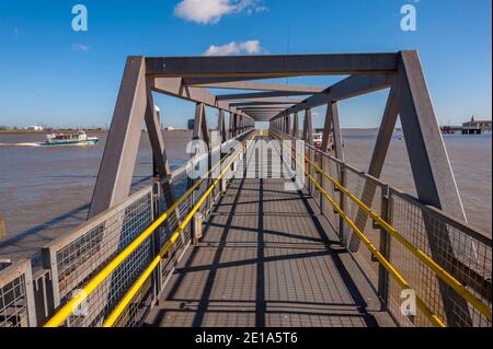 Blick auf die Stadt Pier Gehweg Verbindung zum schwimmenden Ponton in Gravesend Kent Stockfoto