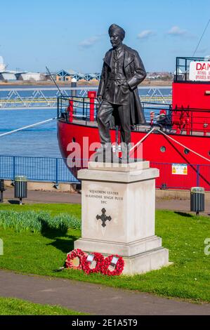 Statue des Schwadronführers Mohinder Singh Pujji, erster indischer Sikh-Pilot, der sich für die Luftwaffe im 2. Weltkrieg freiwillig meldet. Statue in St. Andrews Garten Gravesend Stockfoto