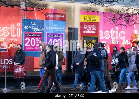 Die Szene von Einkäufern, die in letzter Minute Weihnachtseinkäufe tätigen und eine Schlange vor Debenhams bilden, die entlang der Oxford Street schließt, während der Premierminister eine neue engere vierte Stufe der lokalen Beschränkungen für Coronaviren für London und den Südosten ankündigt, Und dass die geplante weihnachtliche Lockerung der Regeln am 19. Dezember 2020 in London, Großbritannien, abgeschafft werden sollte. Diese Käufer, die meist Gesichtsmasken trugen, waren sich nicht bewusst, ebenso wie die Ladenbesitzer, dass die neuen Regeln bekannt gegeben werden sollten, und das würde bedeuten, dass alle nicht wichtigen Geschäfte ab Mitternacht schließen müssen. Stockfoto