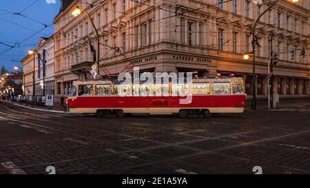 PRAG - Dezember 30: Tram T3 mit Weihnachtsdekoration und Lichter in der Straße zwischen Nationaltheater und Café Slavia am 30. Dezember 2020 in Prag Stockfoto