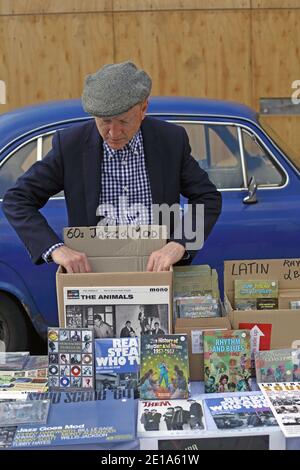 Großbritannien / England /London / der Classic Car Boot Sale am Granary Square in King's Cross London.man verkauft Schallplatten. Stockfoto