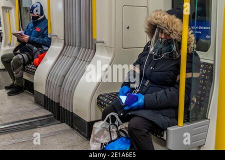 London, Großbritannien. Januar 2021. Die U-Bahn ist immer noch ziemlich voll trotz der neuen nationalen Lockdown, Stay at Home, Anweisungen. Die meisten Reisenden tragen Maskenabdeckungen, die bereits obligatorisch sind. Kredit: Guy Bell/Alamy Live Nachrichten Stockfoto