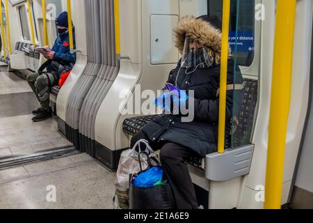 London, Großbritannien. Januar 2021. Die U-Bahn ist immer noch ziemlich voll trotz der neuen nationalen Lockdown, Stay at Home, Anweisungen. Die meisten Reisenden tragen Maskenabdeckungen, die bereits obligatorisch sind. Kredit: Guy Bell/Alamy Live Nachrichten Stockfoto