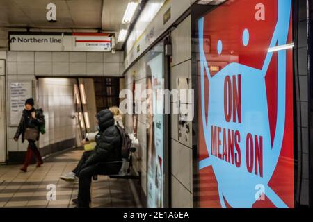 London, Großbritannien. Januar 2021. Auf Mittel auf Warnschild, aber nicht jeder hört - die U-Bahn ist immer noch ziemlich beschäftigt trotz der neuen nationalen Lockdown, Aufenthalt zu Hause, Anweisungen. Die meisten Reisenden tragen Maskenabdeckungen, die bereits obligatorisch sind. Kredit: Guy Bell/Alamy Live Nachrichten Stockfoto