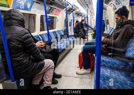 London, Großbritannien. Januar 2021. Die U-Bahn ist immer noch ziemlich voll trotz der neuen nationalen Lockdown, Stay at Home, Anweisungen. Die meisten Reisenden tragen Maskenabdeckungen, die bereits obligatorisch sind. Kredit: Guy Bell/Alamy Live Nachrichten Stockfoto