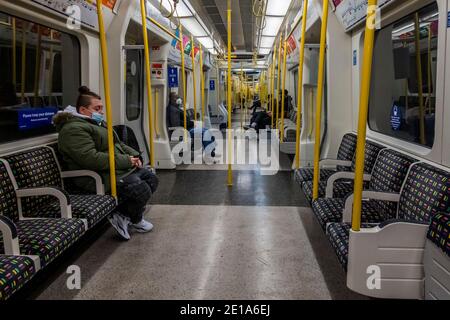 London, Großbritannien. Januar 2021. Die U-Bahn ist immer noch ziemlich voll trotz der neuen nationalen Lockdown, Stay at Home, Anweisungen. Die meisten Reisenden tragen Maskenabdeckungen, die bereits obligatorisch sind. Kredit: Guy Bell/Alamy Live Nachrichten Stockfoto