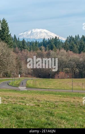 Mount St. Helens vom Campus der WSU (Washington State University) in Vancouver, Washington, Stockfoto