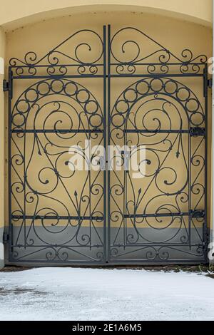 Vintage, Gusseisen, gemustert Tor, vor dem Hintergrund der Wand. Hochwertige Fotos Stockfoto