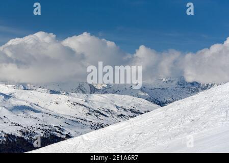 Berge in den Pyrenäen in Andorra im Winter mit viel Schnee. Stockfoto