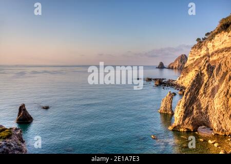 Ponza Ostküste auf Vegetation und Meer. Italien Stockfoto