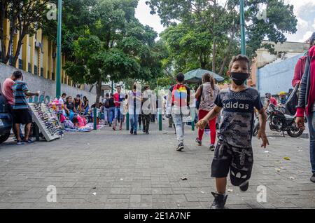 Trotz der Pandemie, die durch die Covid-19 ausgelöst wurde, versuchen die Venezolaner, in den Straßen von Caracas zu verkaufen. Auf dem Boulevard der beliebten ne Stockfoto