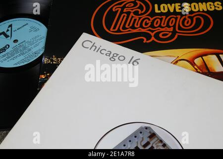 Viersen, Deutschland - 9. Mai. 2020: Nahaufnahme von Vinyl-Plattencovern von uns amerikanischer Rockmusik-Band Chicago (Fokus auf Bandname in der Mitte) Stockfoto
