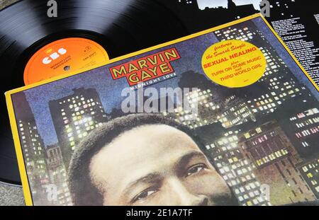 Viersen, Deutschland - 9. Mai. 2020: Nahaufnahme von Vinyl-Plattencovern von uns amerikanischer Soulmusik-Sänger Marvin Gaye (Fokus auf Sänger Name in der Mitte) Stockfoto