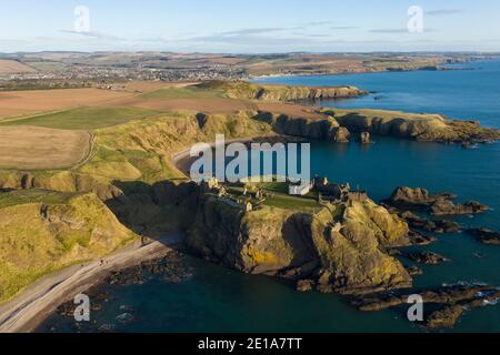 Luftaufnahme von Dunnottar Castle eine zerstörte mittelalterliche Festung auf einer felsigen Landzunge südlich der Stadt Stonehaven, Aberdeenshire, Schottland. Stockfoto