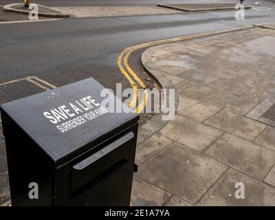 Eine Amnestiebox für Messer auf der Straße in Southall, einem Vorort westlich von London. Stockfoto