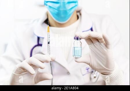 Doktor Füll Spritze mit Medikamenten, Nahaufnahme. Impfungen und Impfungen. Selektiver Fokus. Impfstoff. Stockfoto