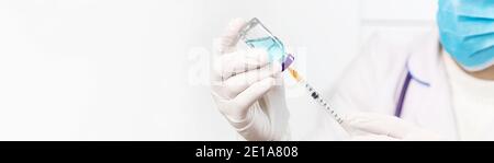 Doktor Füll Spritze mit Medikamenten, Nahaufnahme. Impfungen und Impfungen. Selektiver Fokus. Impfstoff. Stockfoto