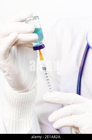 Doktor Füll Spritze mit Medikamenten, Nahaufnahme. Impfungen und Impfungen. Selektiver Fokus. Impfstoff. Stockfoto