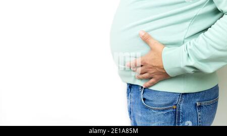 Fat Mann leidet an Magenschmerzen, Gesundheitsproblem, Geschwürbeschwerden oder Stoffwechselstörungen. Banner mit Kopierbereich Stockfoto