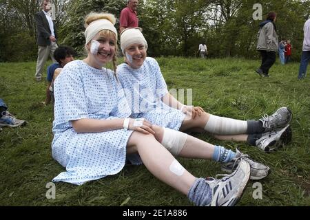 GROSSBRITANNIEN / England /Gloucestershire/Coopers Hill/GLOUCESTERSHIRE KÄSERENNEN.verkleidete Teilnehmer mit Bandagen und gruseligen Kostümen. Stockfoto