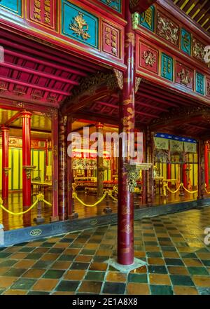 Buddhistische Tempelarchitektur Verbotene Purple City. Rote Holzhalle Detail Innendekorationen im Hue Imperial Royal Palace, Vietnam. Stockfoto