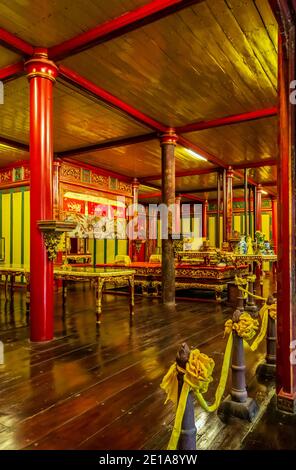 Chinesischer Stil Architektur Design Buddhistische Tempel Architektur Verbotene Purple City. Rote Holzhalle Detail Innendekorationen in der Hue Imperial Stockfoto