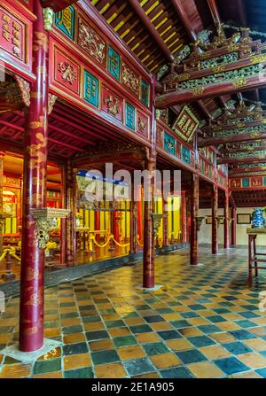 Buddhistische Tempelarchitektur Verbotene Purple City. Rote Holzhalle Detail Innendekorationen im Hue Imperial Royal Palace, Vietnam. Stockfoto