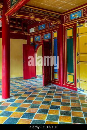 Buddhistische Tempelarchitektur Verbotene Purple City. Rote Holzhalle Detail Innendekorationen im Hue Imperial Royal Palace, Vietnam. Stockfoto