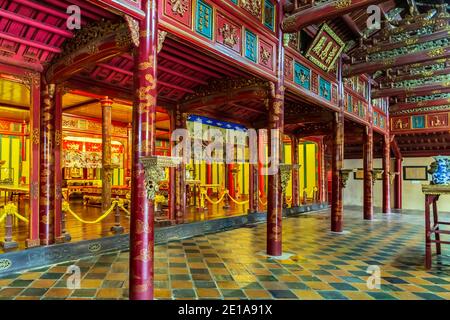 Buddhistische Tempelarchitektur Verbotene Purple City. Rote Holzhalle Detail Innendekorationen im Hue Imperial Royal Palace, Vietnam. Stockfoto