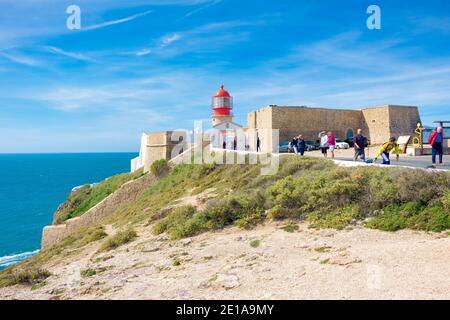 Sagres, Algarve, Portugal - Februar 2019: Panoramablick auf den Leuchtturm von Cape St. Vicente Stockfoto