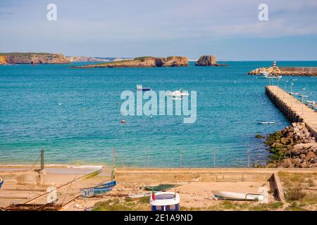 Sagres, Algarve, Portugal - Februar 2019: Panoramablick auf den Fischerhafen von Sagres Stockfoto