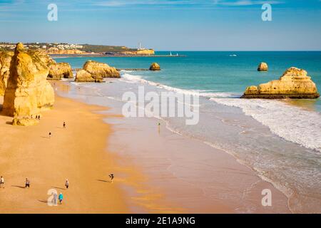 Praia da Rocha, Algarve, Portugal - Februar 2019: Panoramablick auf die Klippen des Strandes von Tres Castelos Stockfoto