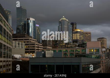 WA19000-00...WASHINGTON - die Bürogebäude in der Innenstadt von Seattle vom Wasser aus. 2020 Stockfoto