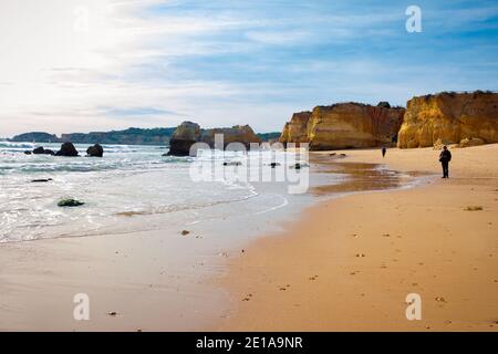 Praia da Rocha, Algarve, Portugal - Februar 2019: Panoramablick auf die Klippen des Strandes von Tres Castelos Stockfoto