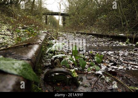 Fußgängerbrücke über das selten genutzte Stahlwerk Scunthorpe zur eingleisigen Mineraleisenbahnlinie Flixborough Wharf, Lincolnshire, Großbritannien. Stockfoto